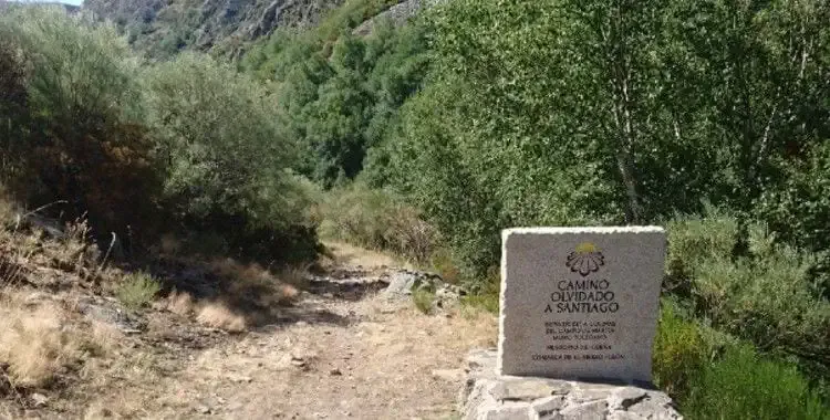 Borne du Camino Olvidado vers Saint-Jacques
