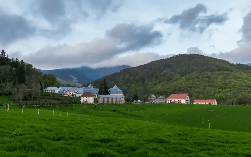 Collegiata di Roncisvalle ai piedi dei Pirenei