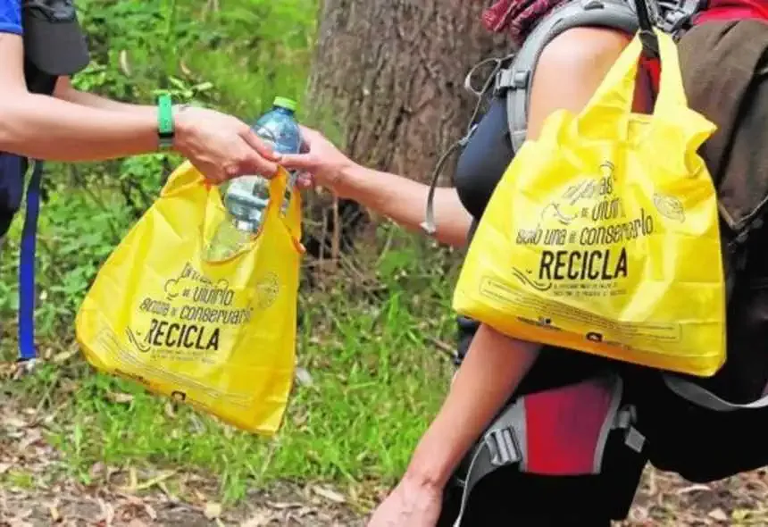 Dos peregrinos con bolsas de Ecoembes