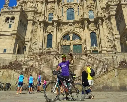 Un peregrino en bici en la plaza del Obradoiro