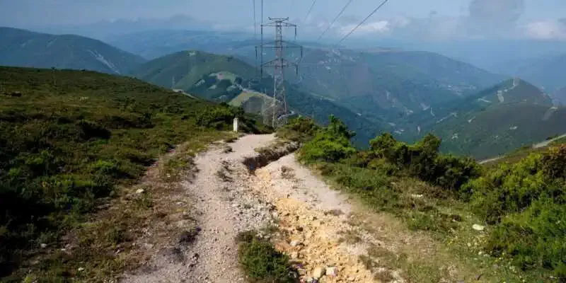Un sendero en descenso por la montaña