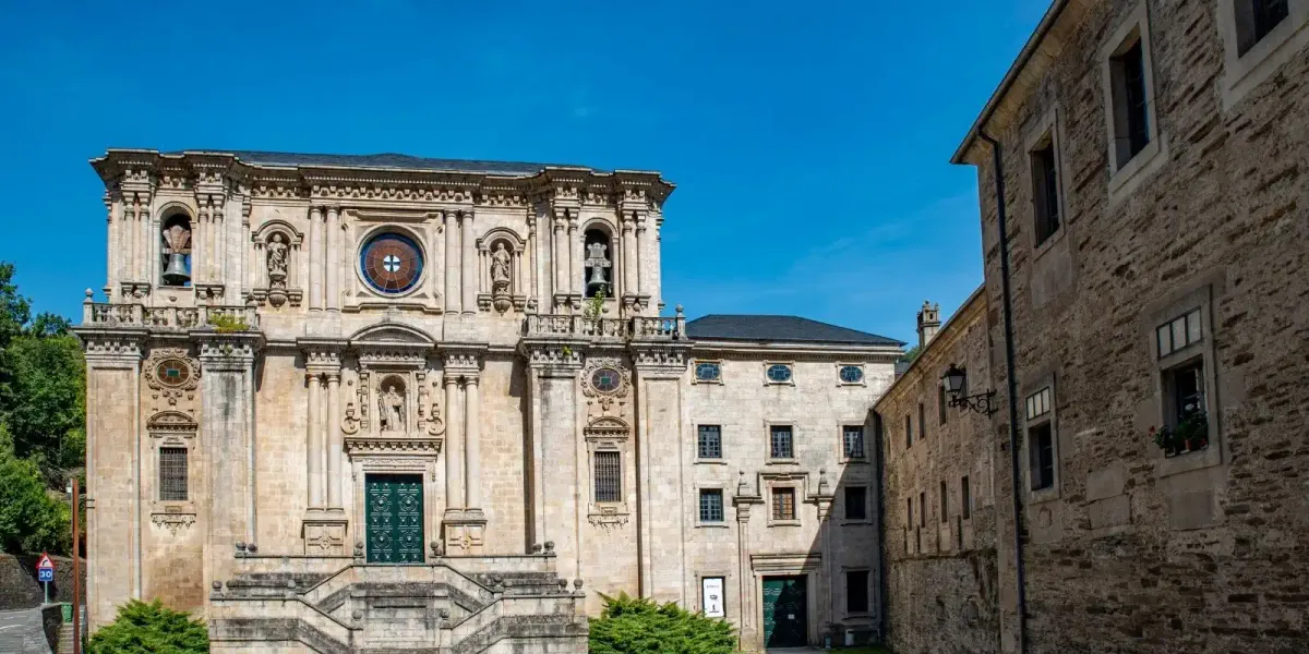 Fachada de la iglesia del Monasterio de Samos