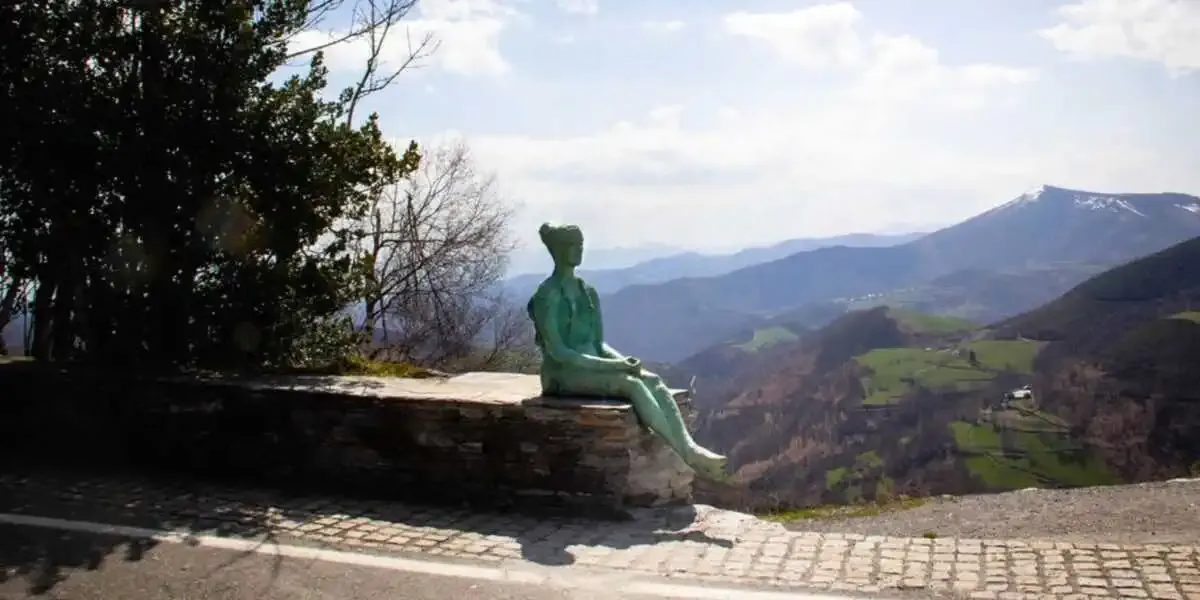 Sculpture de mujer Peregrina O Cebreiro