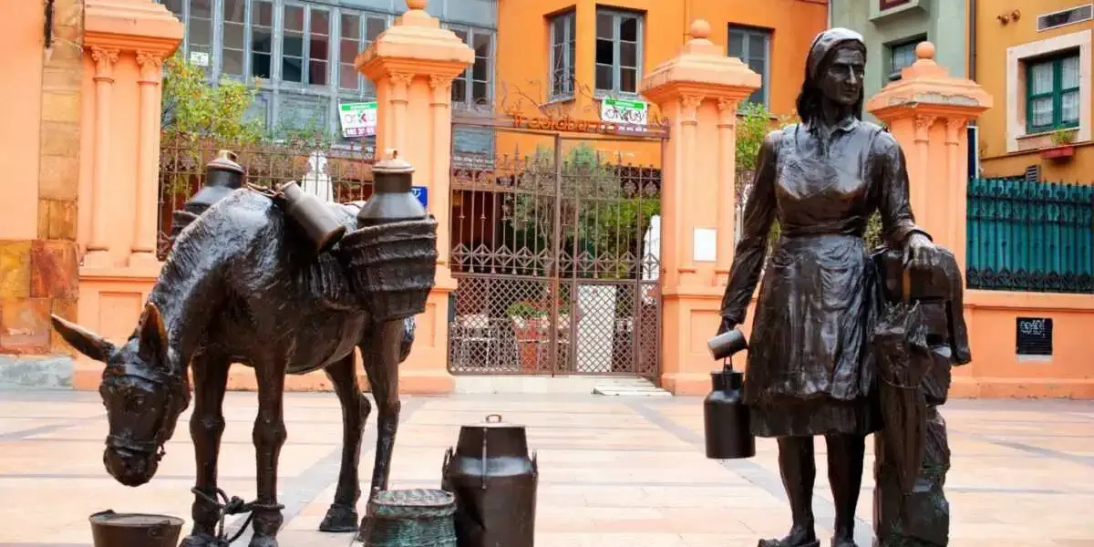 Praça de y estatua de la lechera Oviedo