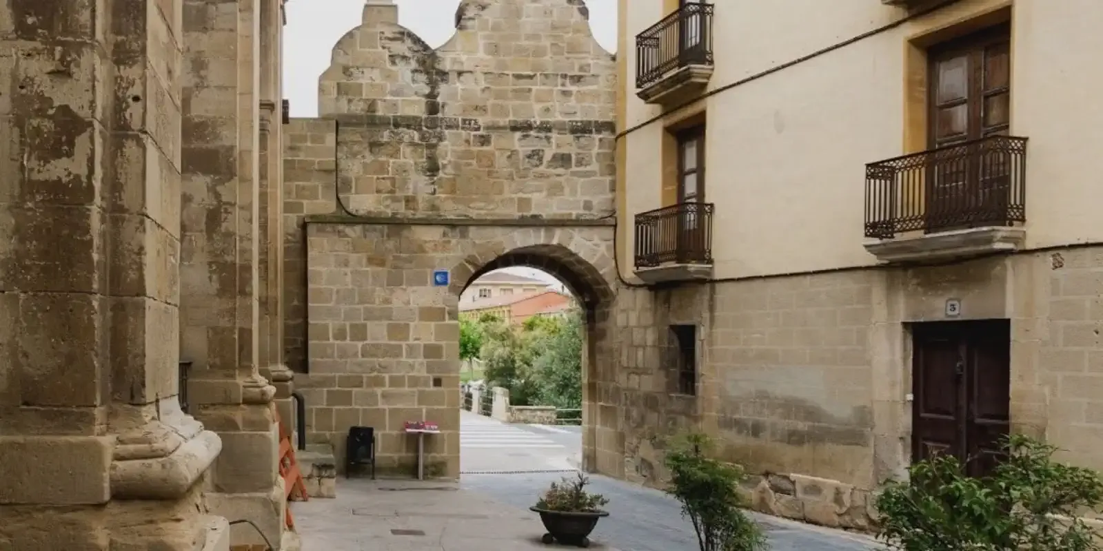 Castilla Gate Los Arcos