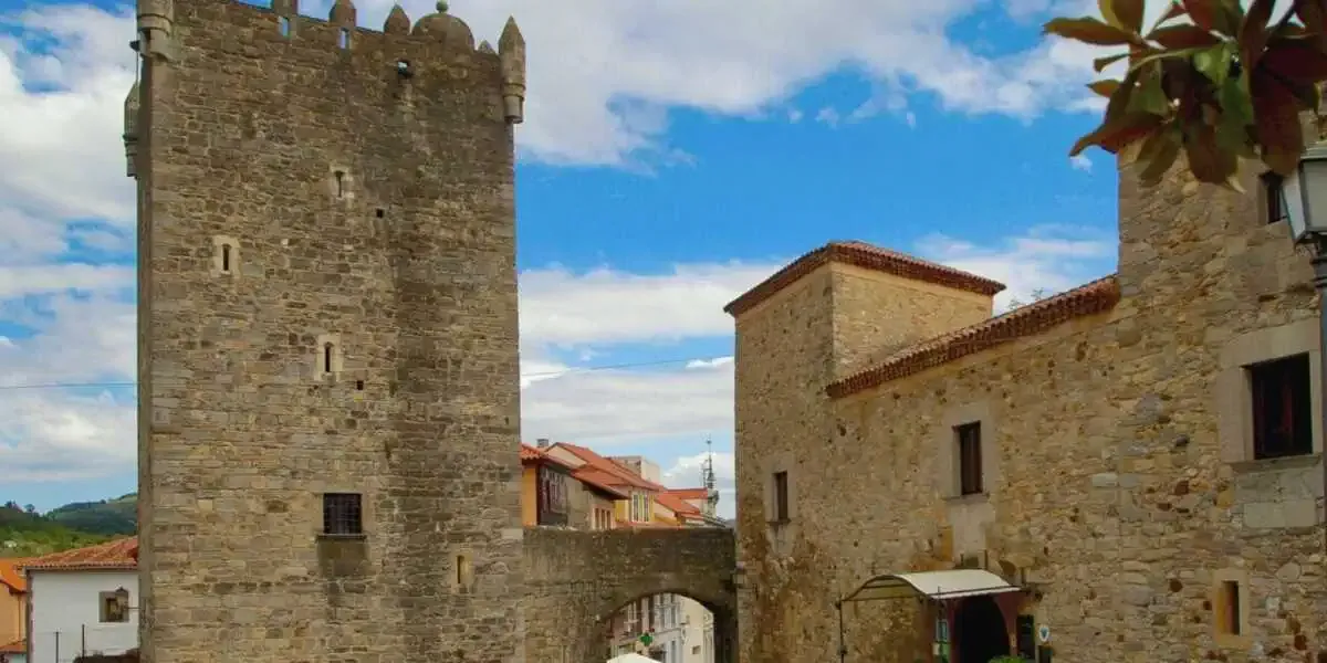 Turm medieval Salas Camino Primitivo