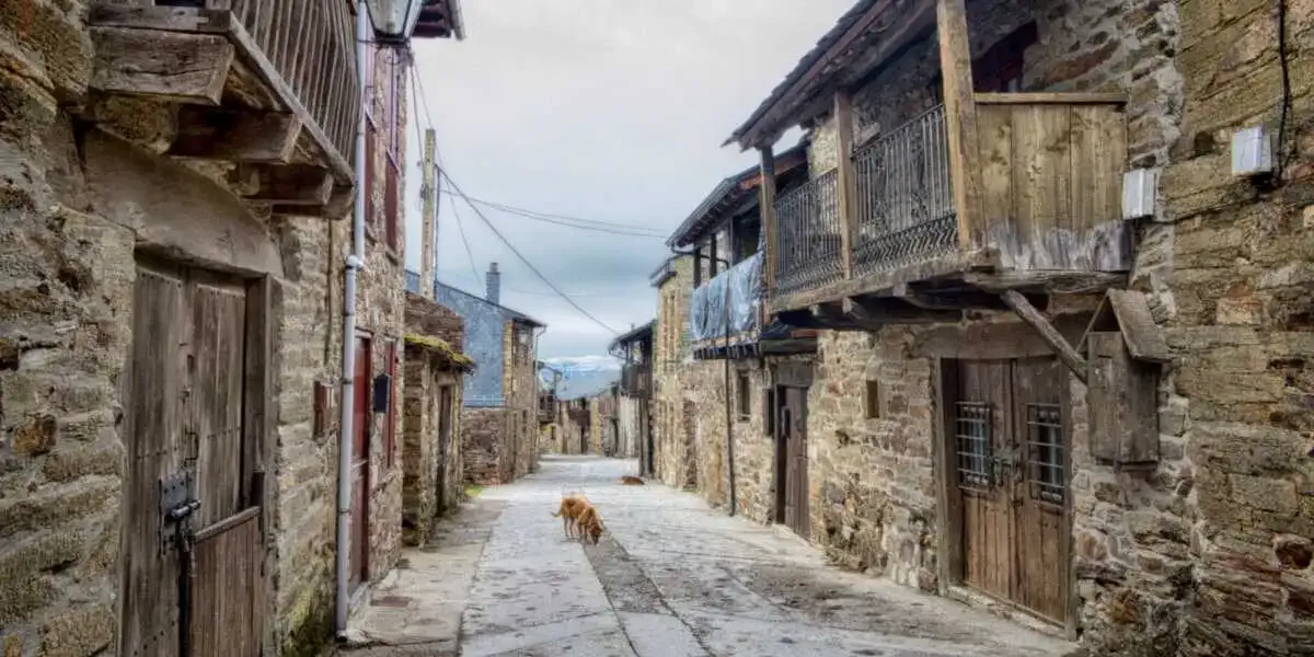 Promenade of por el pueblo - El Acebo