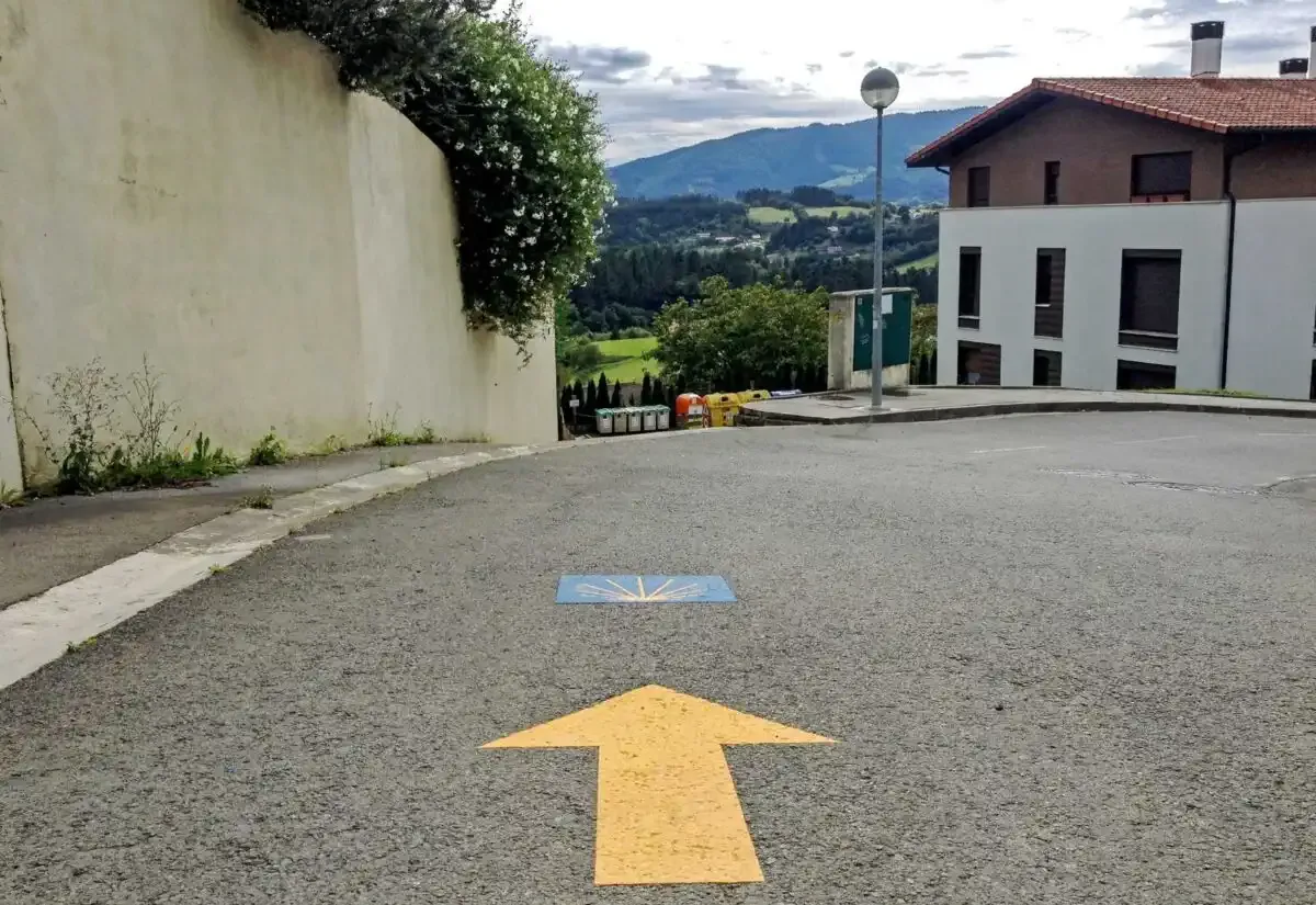 Una flecha amarilla pintada en el suelo a la entrada de Markina