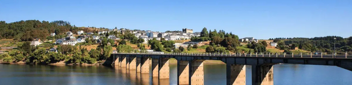 Panoramablick auf Portomarín